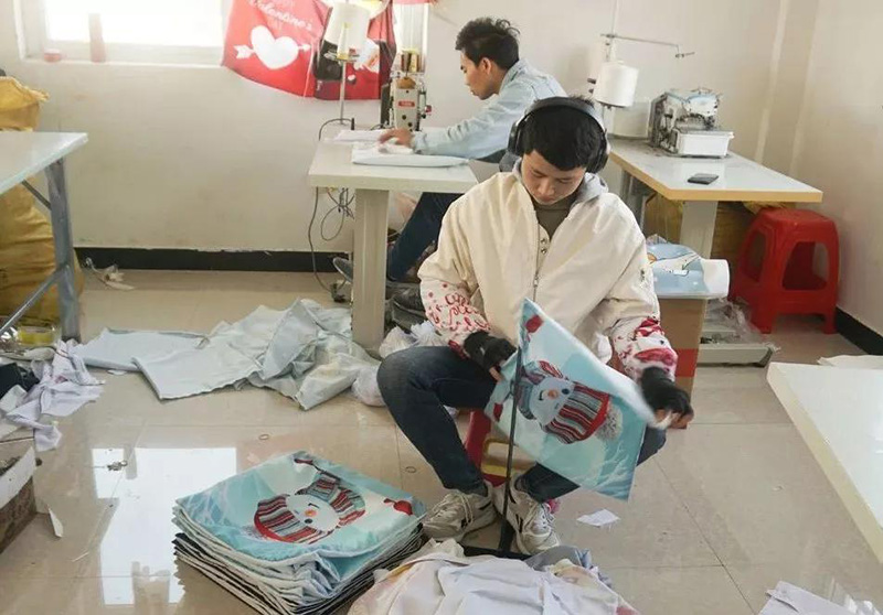 向老外出口圣誕用品，浙江義烏商人年銷(xiāo)數(shù)千萬(wàn)