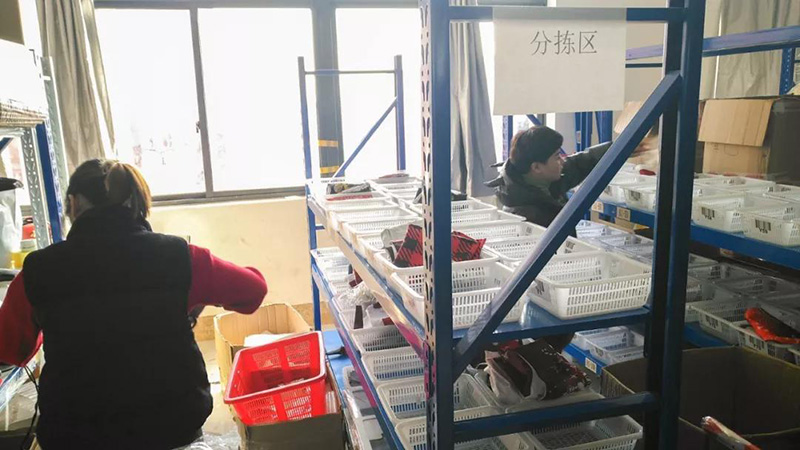 向老外出口圣誕用品，浙江義烏商人年銷(xiāo)數(shù)千萬(wàn)